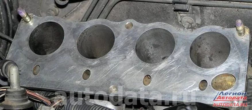 В верхней части важно очистить каналы EGR.