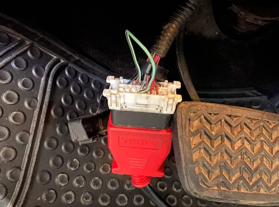 Вставляем перемычку с обратной стороны OBD разъема в пины как на рисунке 1, только с обратной стороны.
